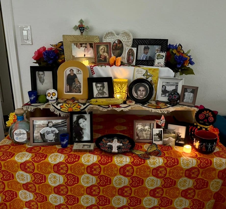 Ofrenda (Día de los Muertos Altar)
